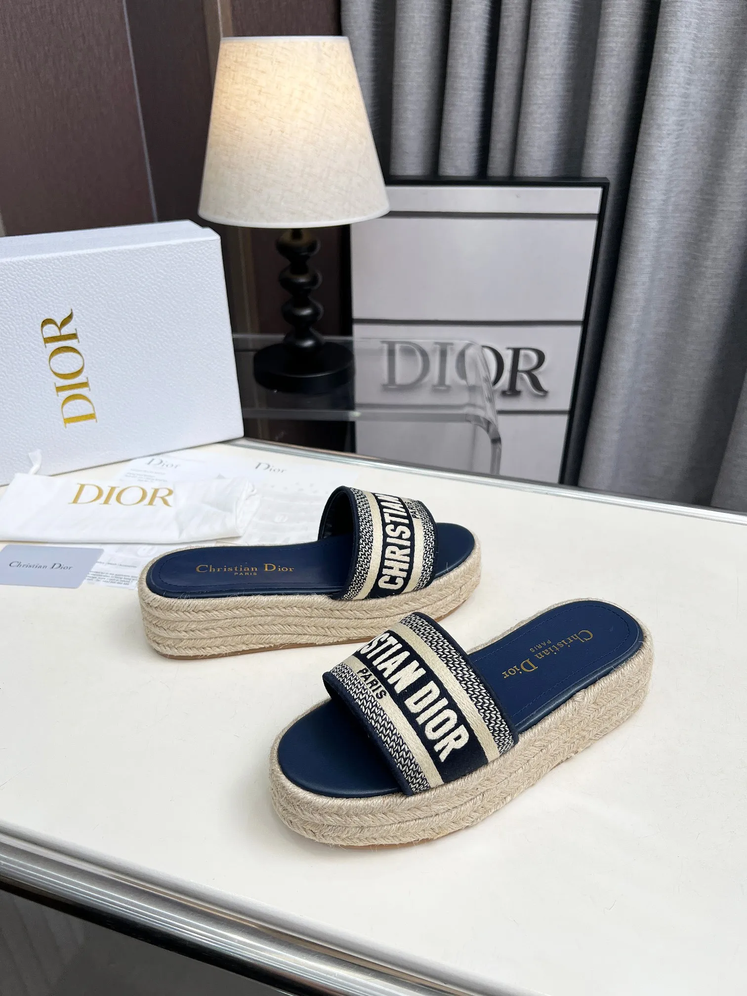 👟👟Ex-factory price 420👟👟 Dior's new spring and summer IVIETA DWAY jelly-colored flat-soled one-slip women's shoes with CD letter logo three-dimensional embroidery thick-soled round-toe open-toe slippers. The original version is developed to be the top version on the market. It feels soft and delicate on the feet and is extremely comfortable. Material: Upper imported raffia electric embroidery high-temperature water-soluble cotton technical fabric + water-dyed cowhide foot pad lining + original consistent combination outsole Outsole: original outsole Size: 35-42 (40.41.42 custom-made, non-refundable and non-exchangeable)